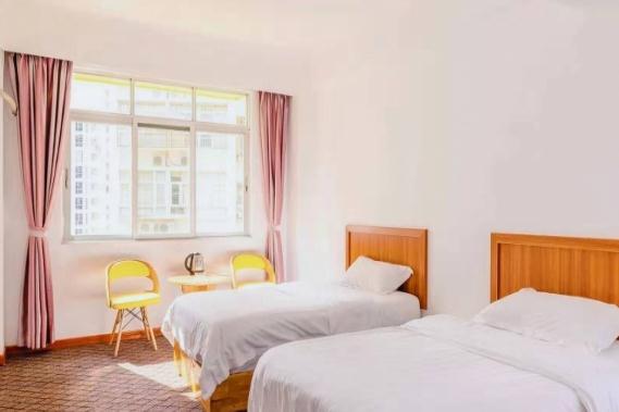 三亚包吃三餐特色餐饮的老年公寓收费多少钱？