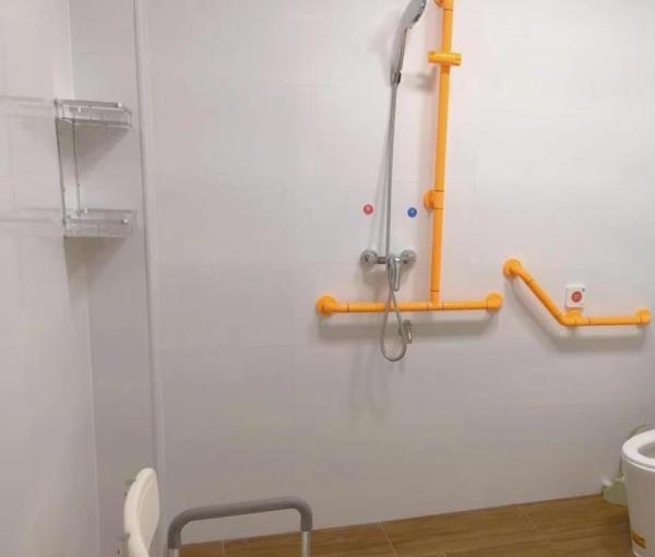 第一养老大亚湾西区街道长者照护之家_惠州包吃包住养老院怎么样